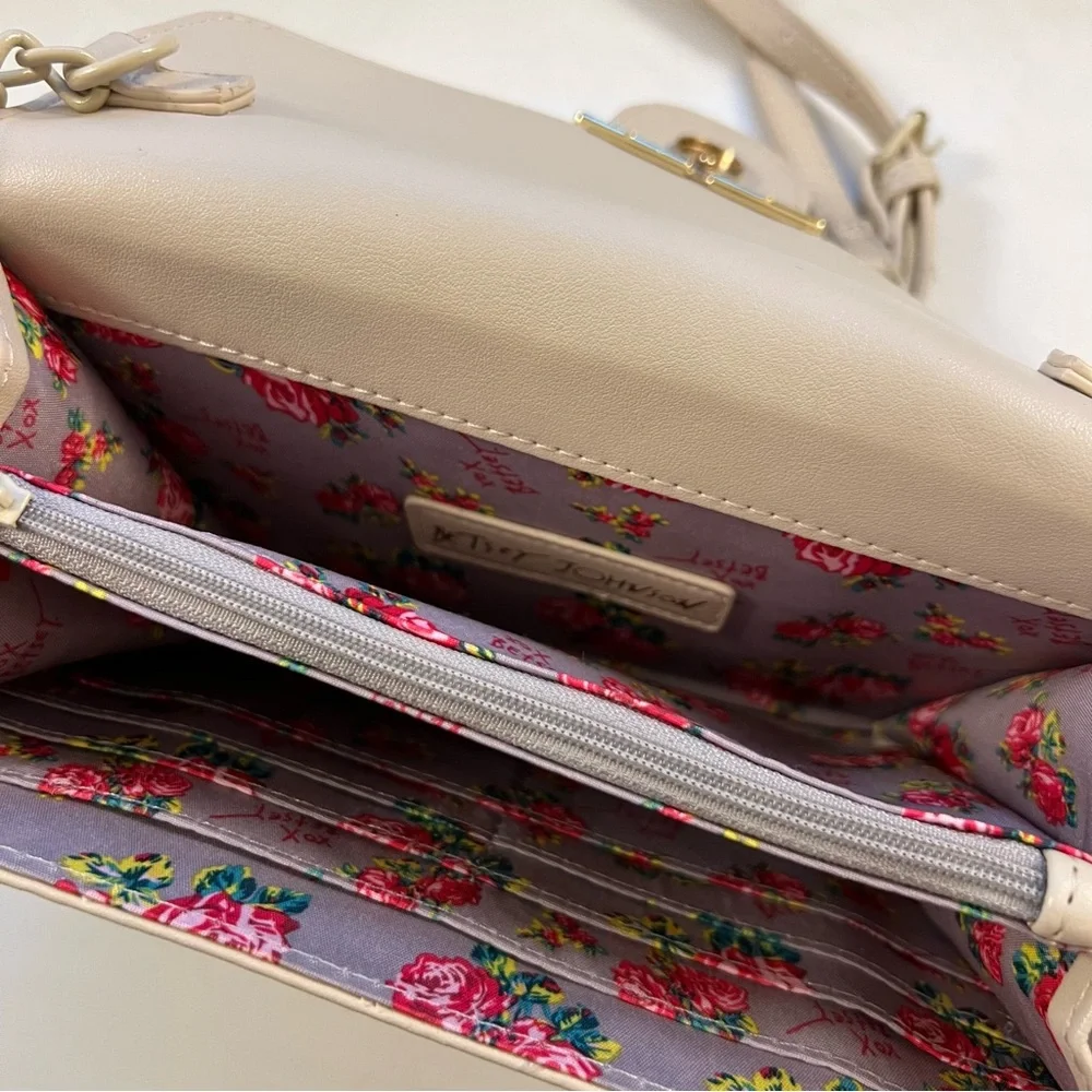 Betsey Johnson Cream Crossbody Bag with Heart Accent • Great for Valentines 💘 - Picture 7 of 9
